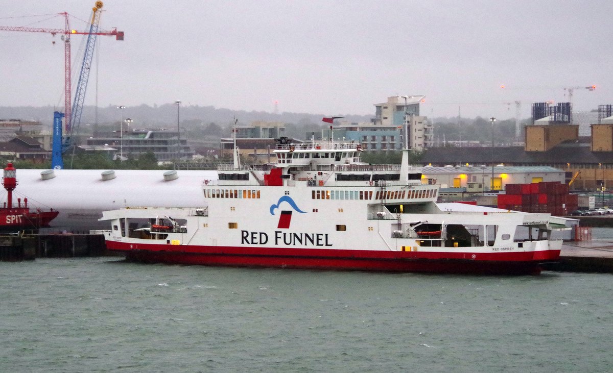 Die 93m lange Hafenfähre Red Osprey am 05.06.17 in Southampton