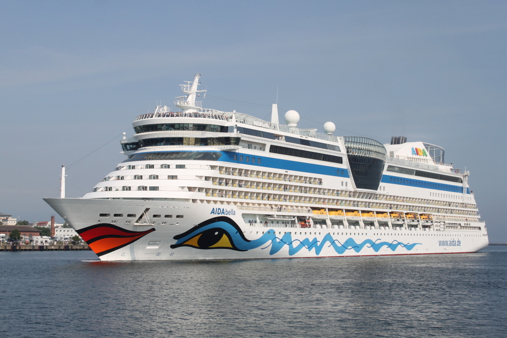 Die Aidabella der Reederei AIDA Cruises kam auf ihrer 7-tägigen Ostseetour ab/bis Kiel außerplanmäßig in Warnemünde an.02.06.2018
