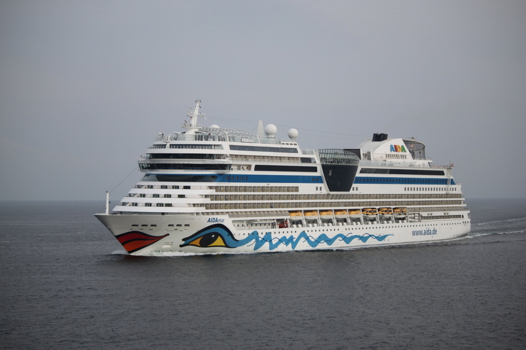 Die Aidamar der Rostocker Reederei Aida Cruises auf ihrem Seeweg von Kopenhagen nach Helsinki am Morgen des 01.08.2019 kurz vor Warnemünde.
