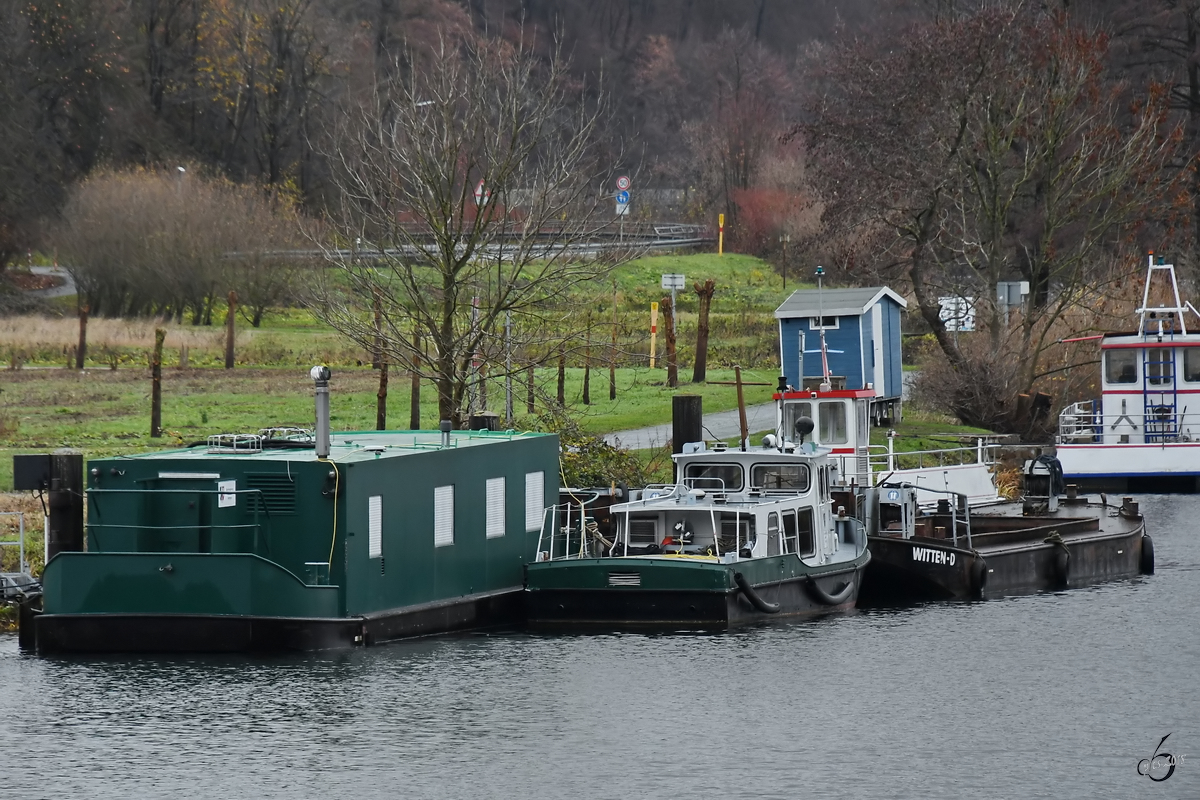 Die Arbeitsflotte der Bezierksregierung Düsseldorf für den Bereich Hattingen/Witten war Anfang Dezember 2018 am Ruhrufer bei Witten anzutreffen.