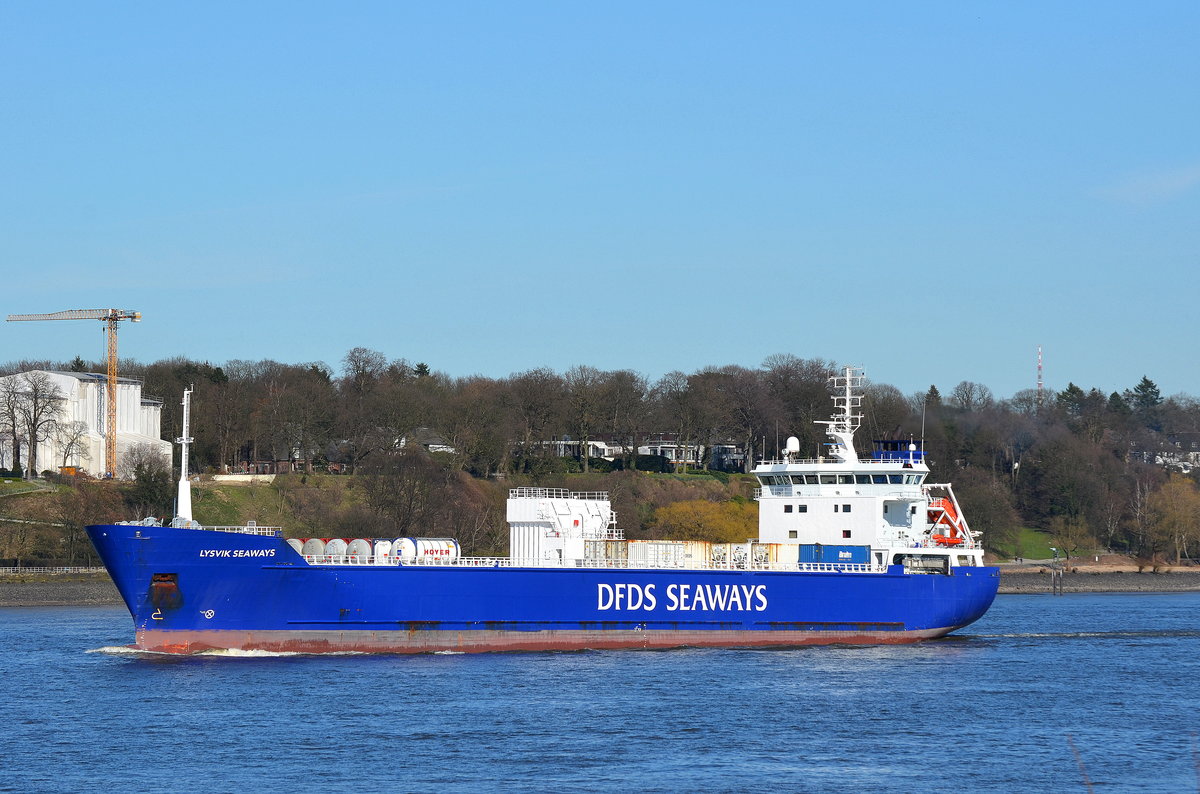 Die aus Hamburg auslaufende Lysvik Seaways IMO-Nummer:9144251 Flagge:Norwegen Länge:129.0m Breite:18.0m Baujahr:1998 Bauwerft:ABG Shipyard,Surat Indien aufgenommen am 01.04.16 vom Rüschpark in Finkenwerder.