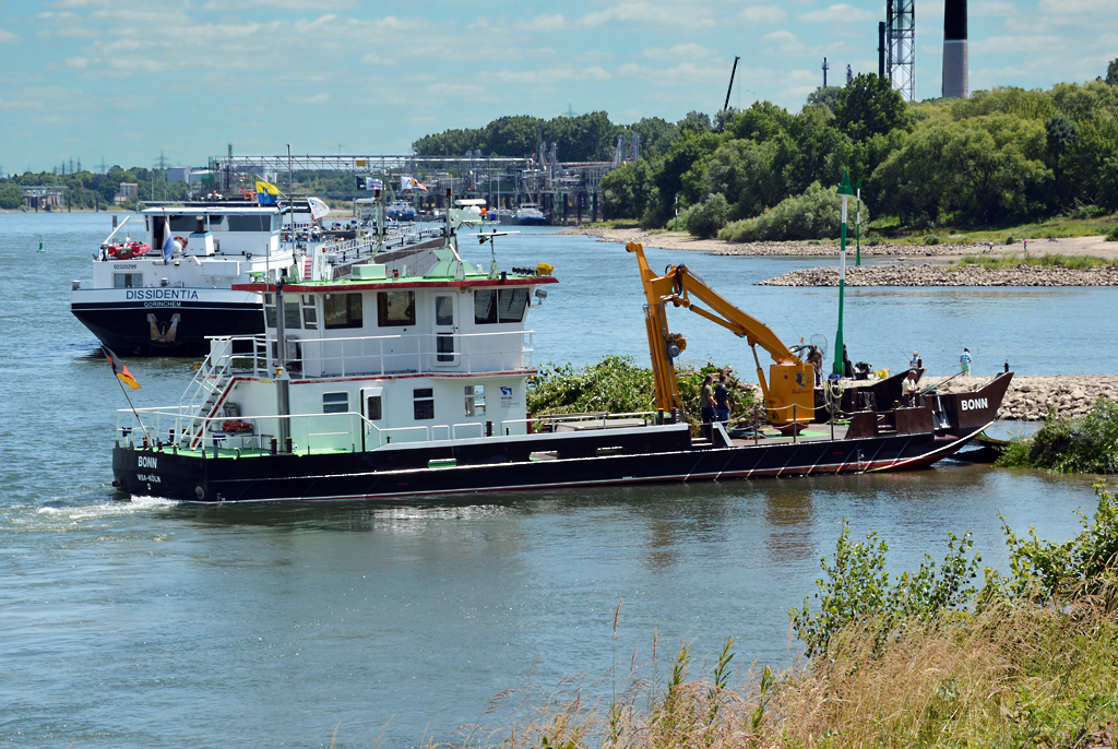 Die  Bonn  des WSA-Köln auf dem Rhein in Wesseling - 23.06.2014