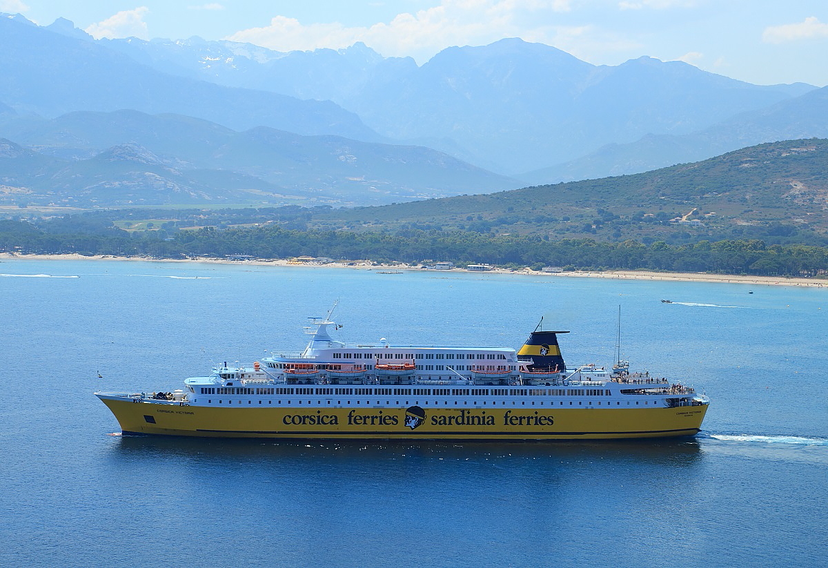Die Corsica Victoria der corsica ferries & sardinia ferries am 11.06.2014 in der Bucht von Calvi/Korsika auf dem Weg nach Nizza, im Hintergrund die über 2.500 m hohen Gipfel der korsischen Berge