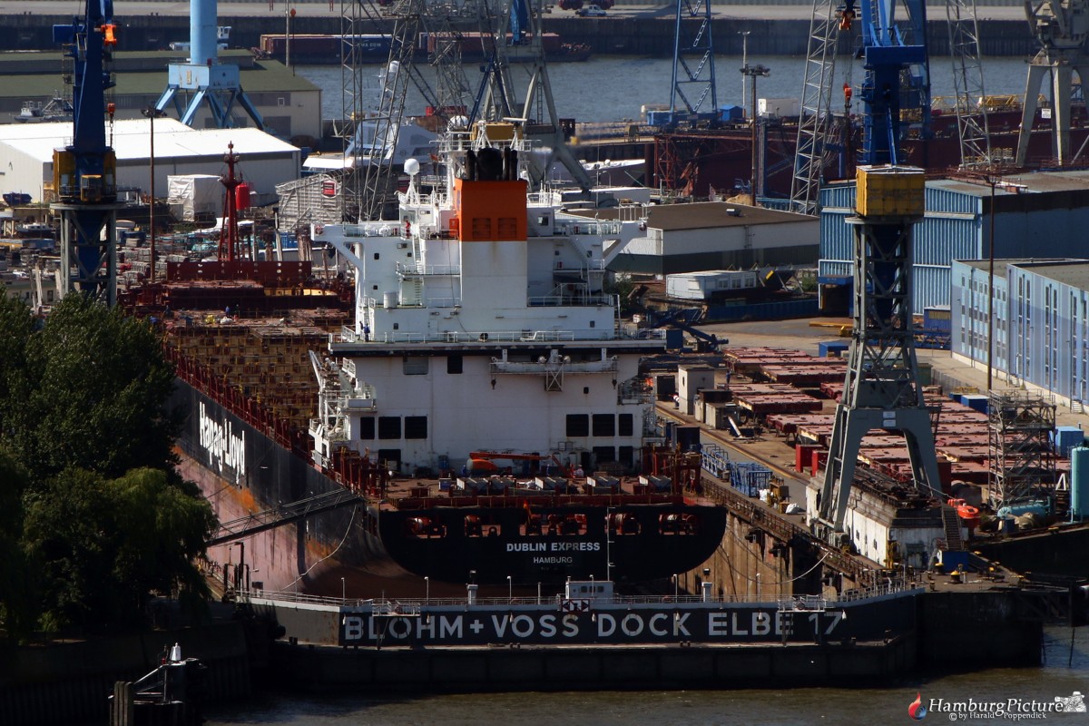 Die Dublin Express, IMO 9232577, der Hapag Lloyd im Dock von Blohm und Voss. Länge 281m, Breite 32,2m, Kapazität 4115 Teu. Hamburger Hafen am 25.07.2015
