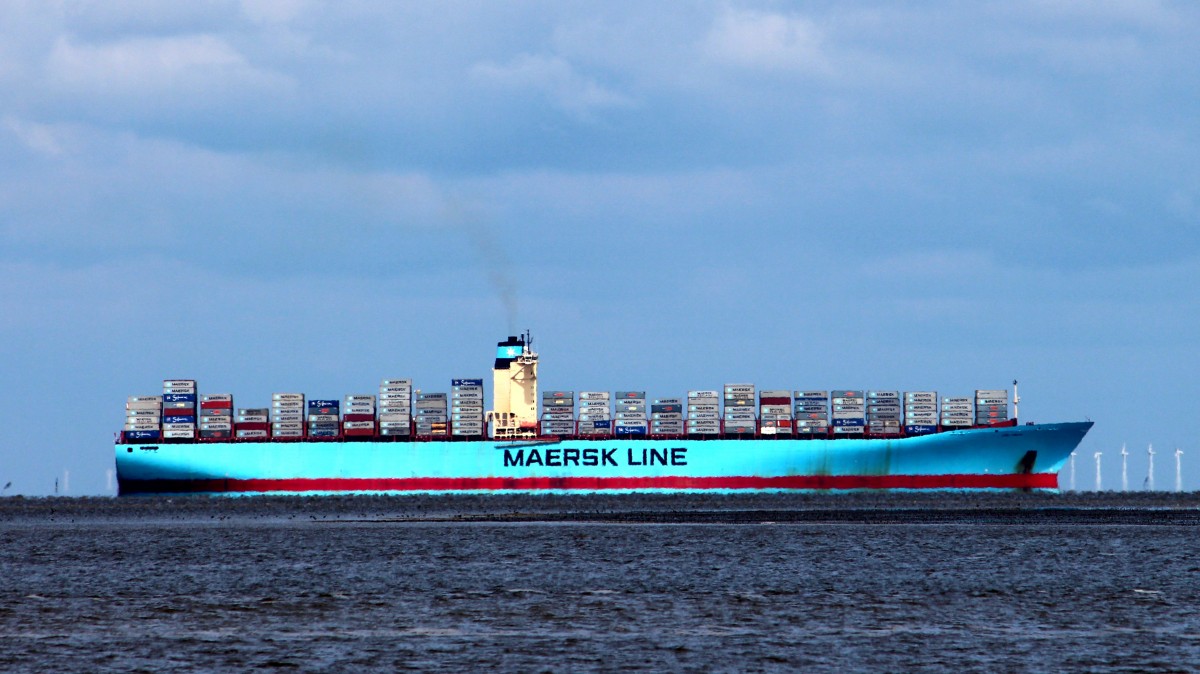 Die Ebba Maersk am 04.05.2014 auf der Weser vor Fedderwardersiel. Sie ist 398m lang und 56m breit.