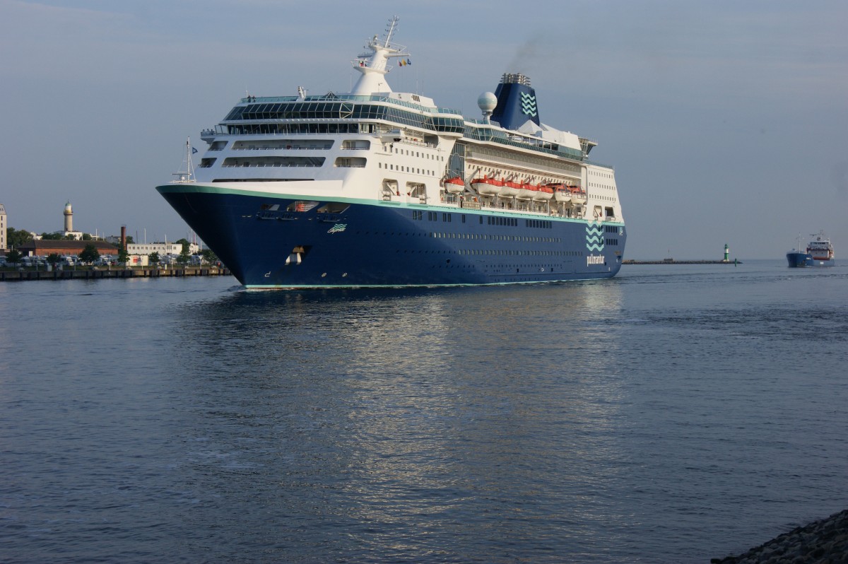 Die Empress hat am 05.07.2015 auf dem Weg von Malmö nach Rostock fast den Rostocker Seehafen erreicht und passiert den Warnemünder Leuchtturm. Im Hintergrund ist der Stückgutfrachter André W. zu sehen.