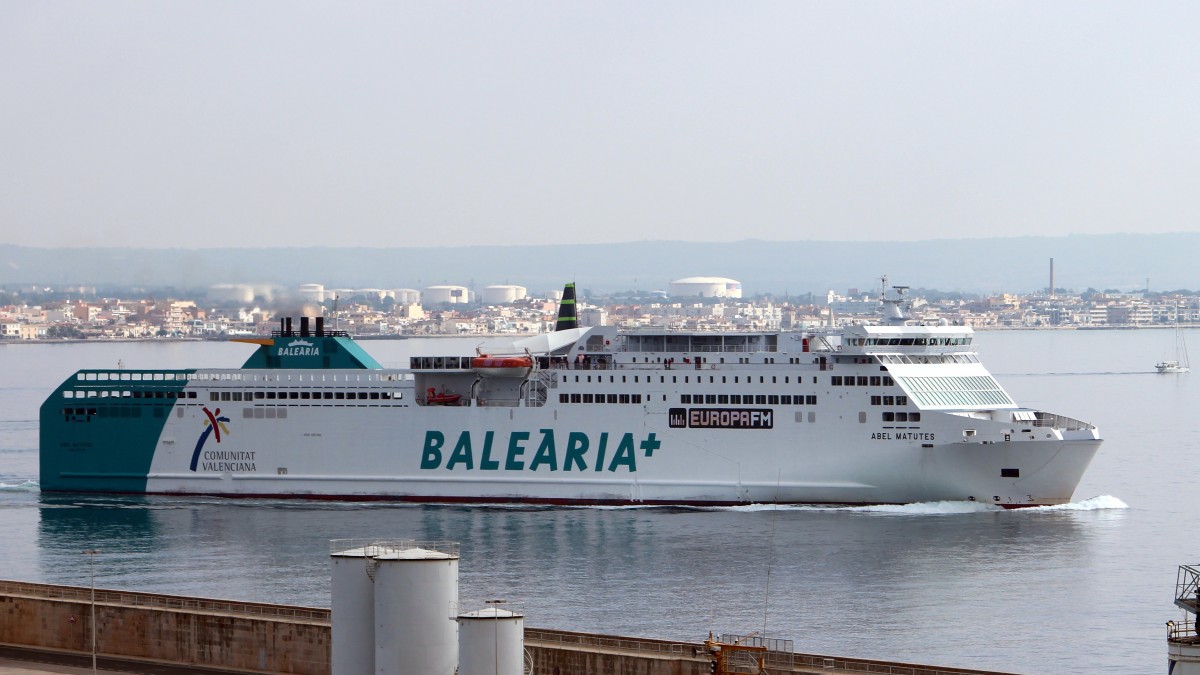 Die Fähre Abel Matutes am 21.10.2013 bei der Ausfahrt aus dem Hafen von Palma de Mallorca.