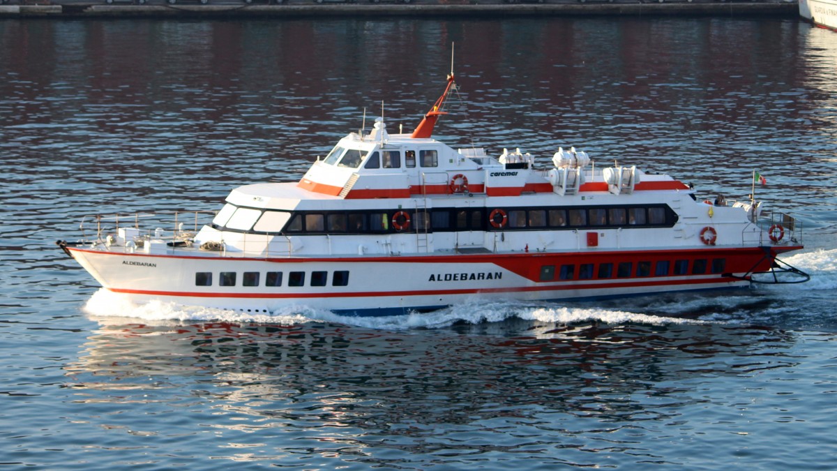 Die Fähre Aldebaran am 25.10.2013 im Hafen von Neapel.