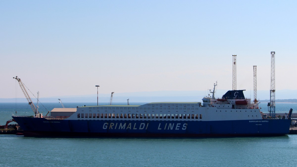 Die Fähre Eurocargo Napoli am 24.10.2013 im Hafen von Catania. Sie ist 175m lang und 24m breit.