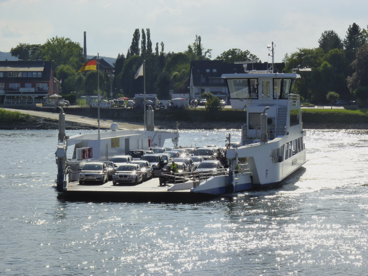 Die Fähre Linz - Remagen hat gerade in Linz abgelegt und befördert ihre Fracht nun über den Rhein. 26.08.2016