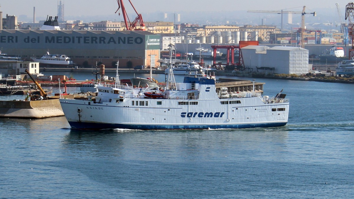 Die Fähre Naiade am 25.10.2013 bei der Einfahrt in den Hafen von Neapel.
