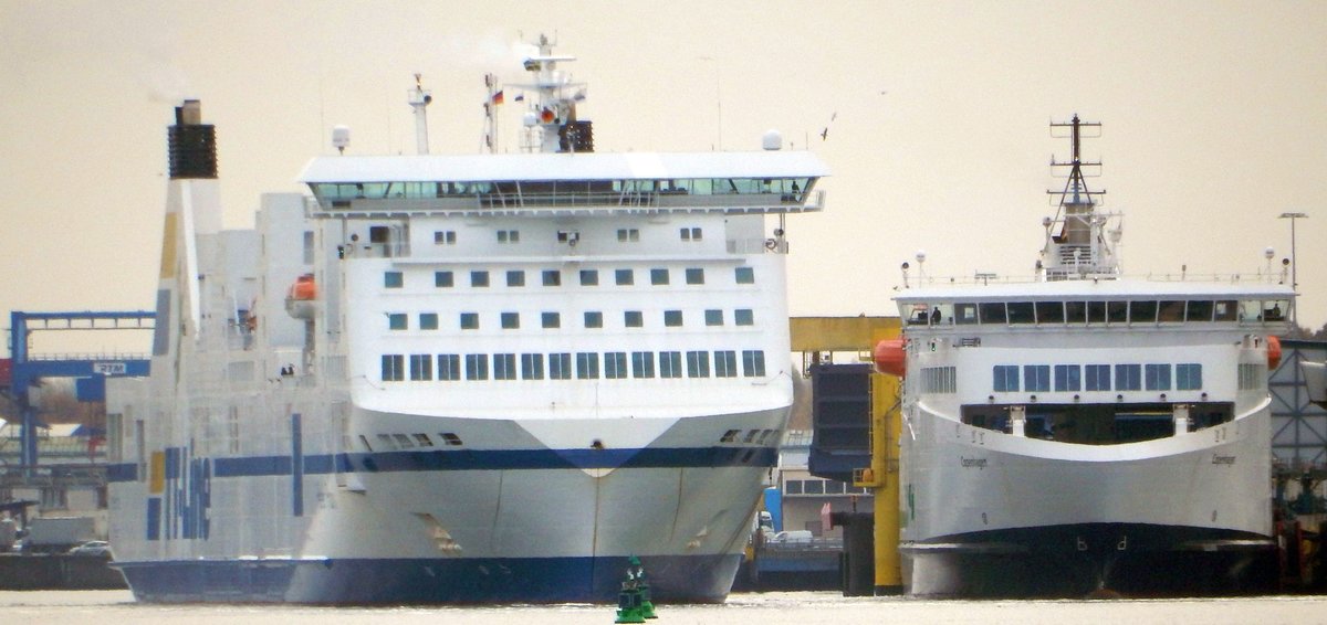 Die Fähren Peter Pan (links) und Copenhagen (rechts) am 08.11.8 in Rostock an ihren Anlegern, bzw. die Peter Pan manövriert gerade an ihren Anleger.