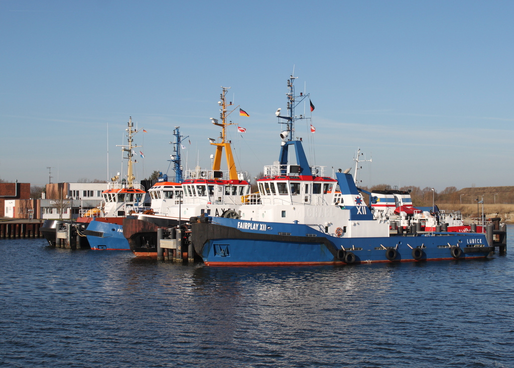 Die Fairplay Schlepper warteten am 16.02.2019 in Warnemünde auf ihren nächsten Einsatz.