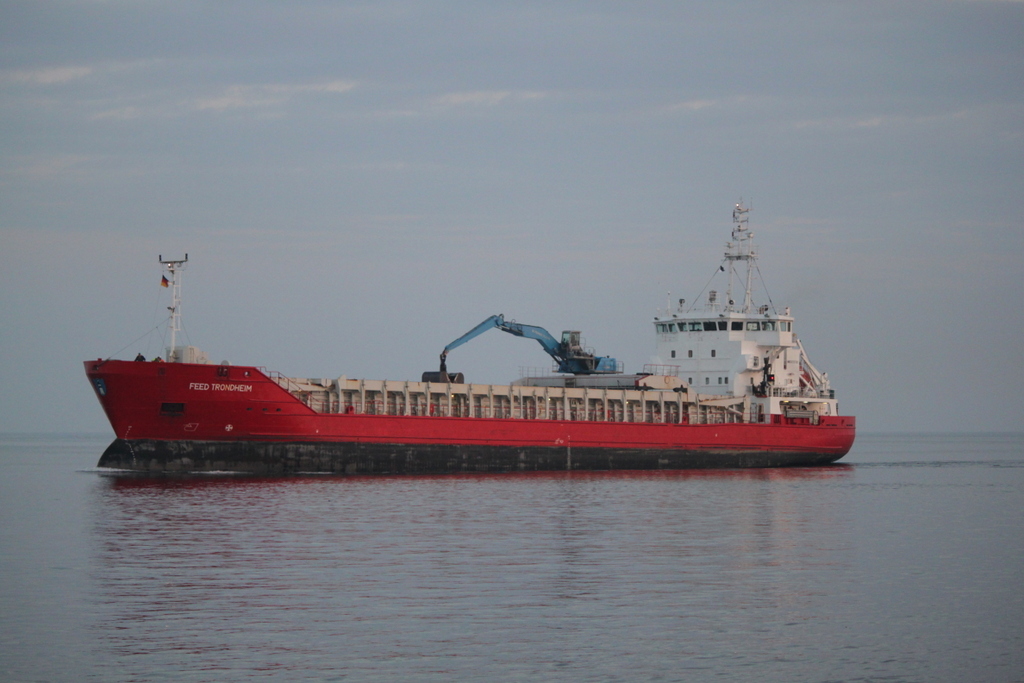 Die Feed Trondheim auf dem Weg von Kaliningrad nach Rostock-Überseehafen beim Einlaufen in Warnemünde am 12.05.2015 gegen 05:28
