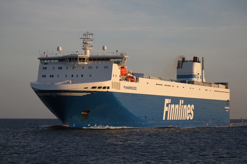 Die Finnlines Fähre Finnbreeze beim Einlaufen in Warnemünde am Morgen des 03.06.2017