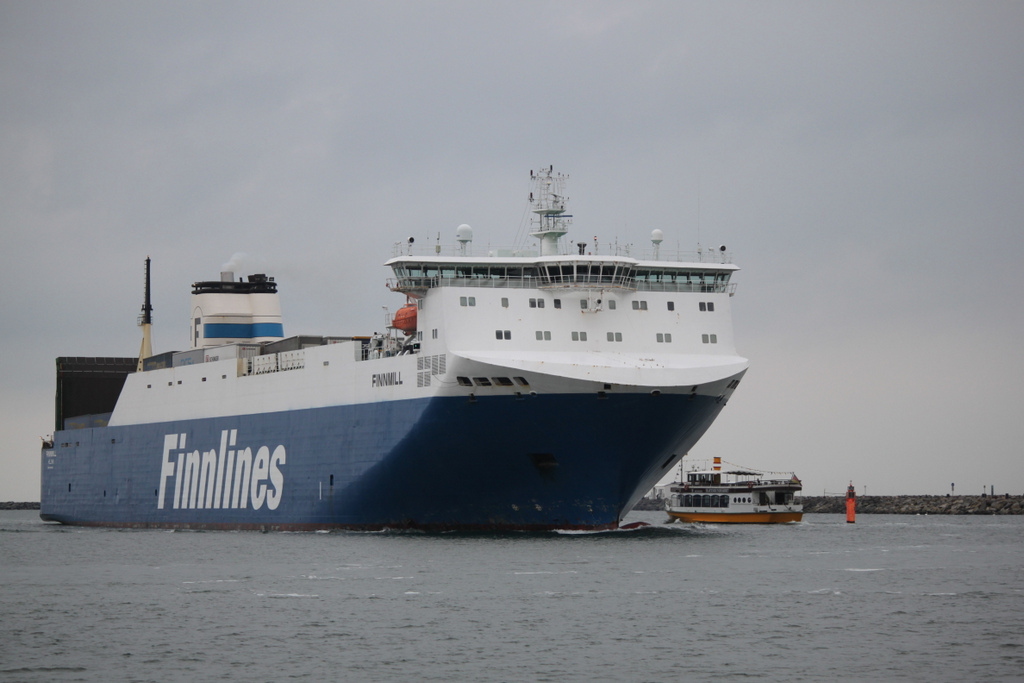 Die Finnlines Fähre Finnmill auf ihrem Seeweg vom finnischen Hanko nach Rostock-Überseehafen beim Einlaufen in Warnemünde.26.10.2018
