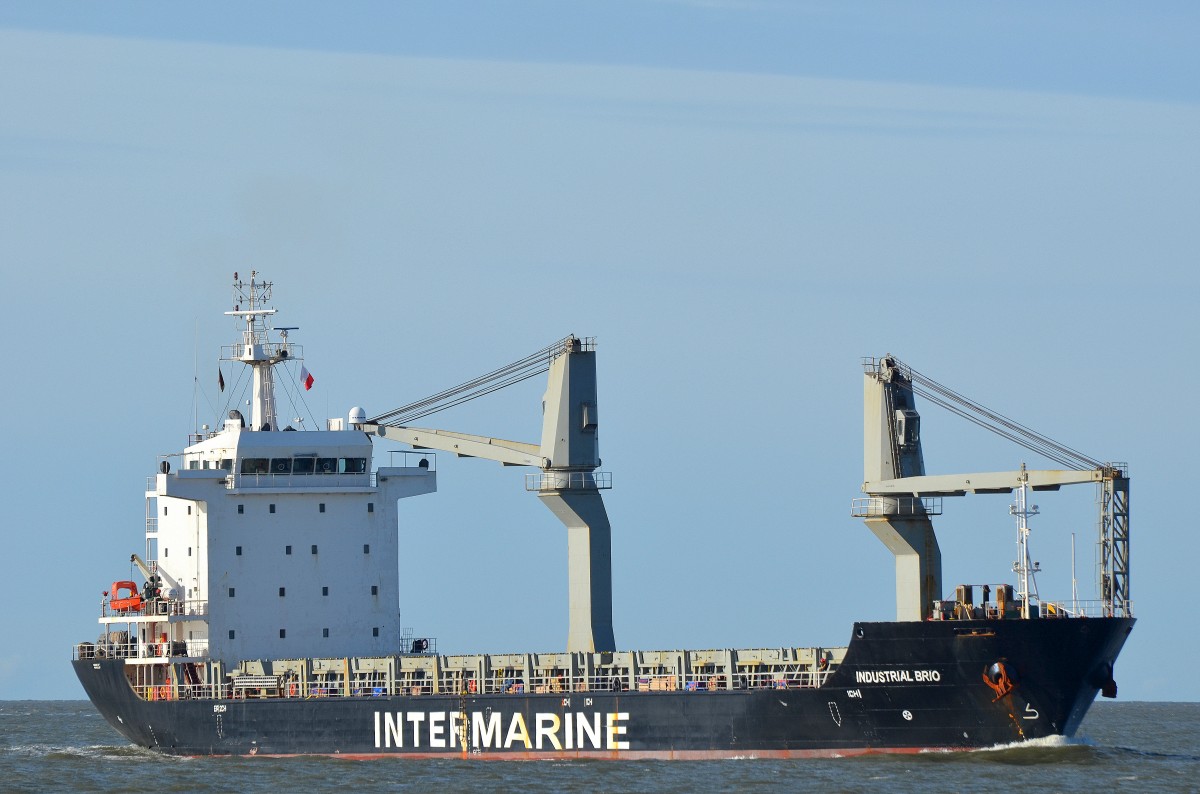 Die Industrial Brio IMO-Nummer:9525429 Flagge:Panama Länge:122.0m Breite:20.0m Baujahr:2009 vor Cuxhaven am 05.04.15