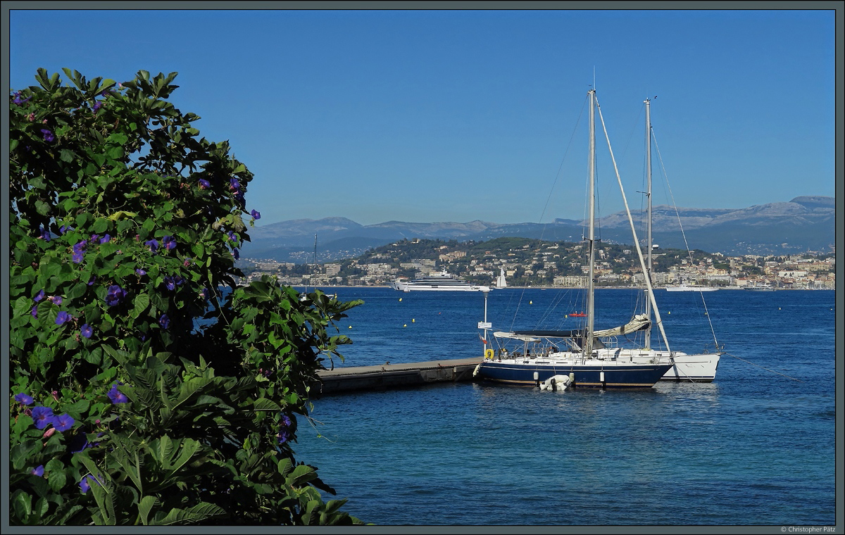 Die Insel Sainte-Marguerite vor der Küste von Cannes ist ein beliebter Anlegeplatz für Yachten aller Größen. Hier sind zwei kleinere Segelyachten zu sehen. (28.09.2018)