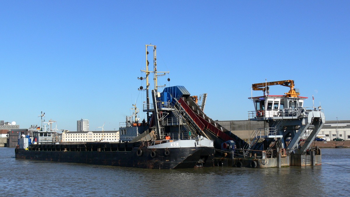 Die Klappschute KS3 mit dem Eimerkettenbagger Bagger Bremerhaven am 11.03.2014 im Fischereihafen Bremerhaven.