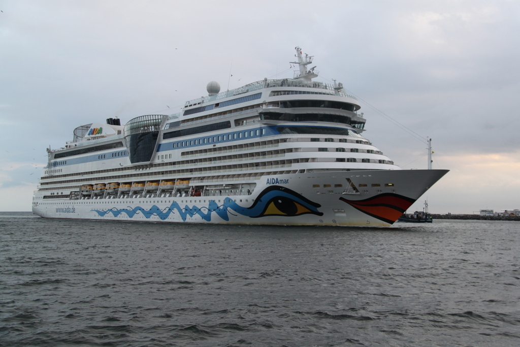 Die Kussmund-Schnheit MS Aidamar beim Einlaufen im Hafen von Warnemnde am 14.05.2016 gegen 06:25 Uhr.