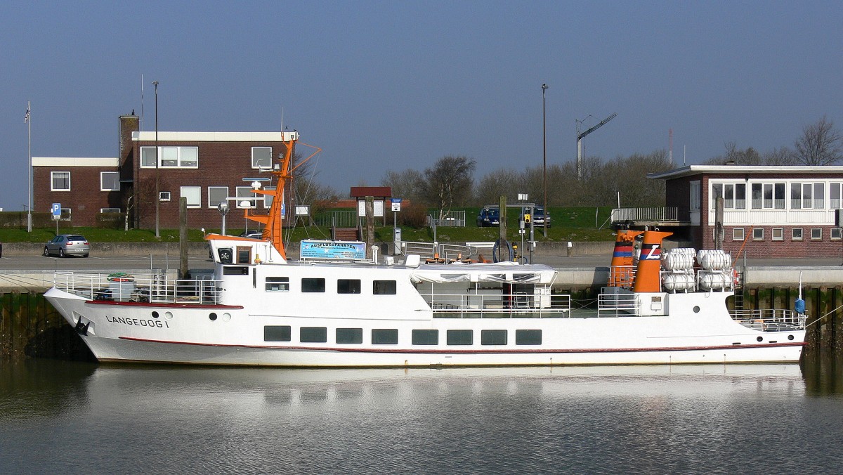 Die Langeoog I am 29.03.2014 im Hafen von Bensersiel. Sie ist 31m lang und 6m breit.