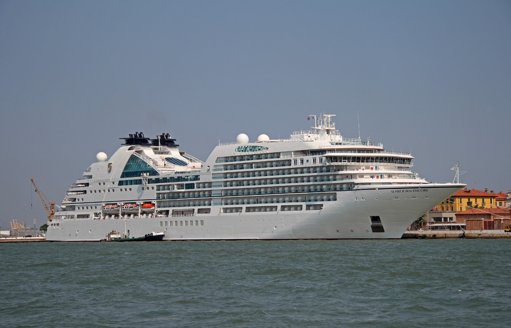 Die luxuriöse Seabourne Encore(Seabourne Cruiseline)liegt am 24.06.2017 im Hafen von Venedig.