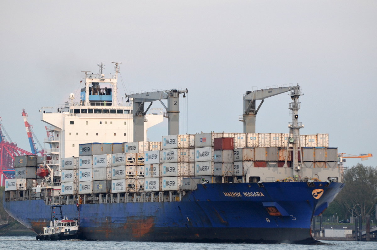 Die Maersk Niagara IMO-Nummer:9434905 Flagge:Hong Kong Länge:210.0m Breite:30.0m Baujahr:2008 Bauwerft:Hyundai Heavy Industries,Ulsan Südkorea auslaufend aus Hamburg am 07.05.17 aufgenommen vom Anleger Teufelsbrück.