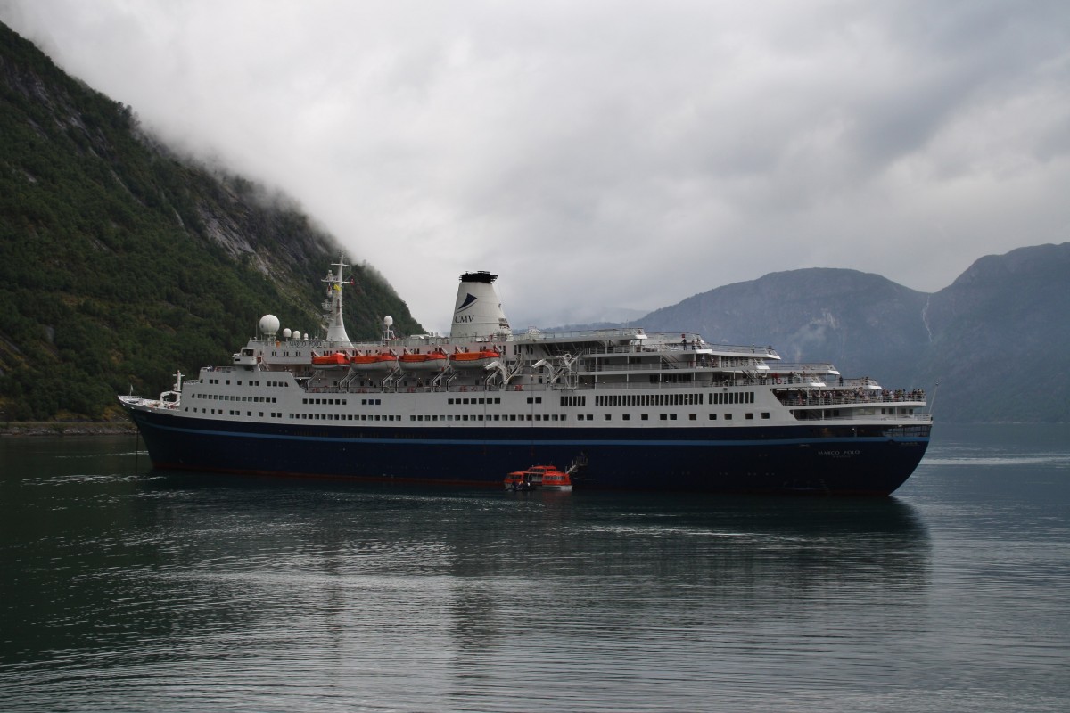 Die  Marco Polo  liegt am 31.7.2014 vor Eidfjord auf Reede.