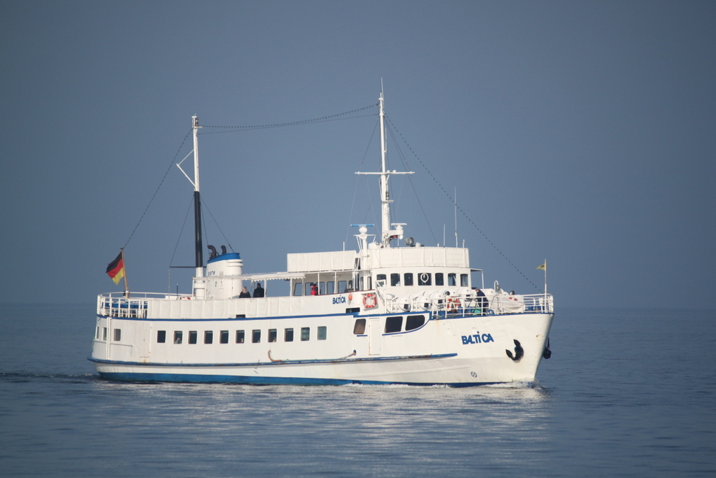Die MS Baltica der Reederei BSTW Baltic Schiffahrt und Touristik auf dem Weg von Khlungsborn Seebrcke beim Einlaufen in Warnemnde am 13.02.2016