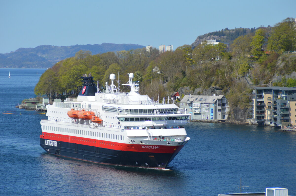 Die MS Nordkapp der Hurtigruten am 07.05.2023 bei der Einfahrt in den Hafen von Bergen (Norwegen).