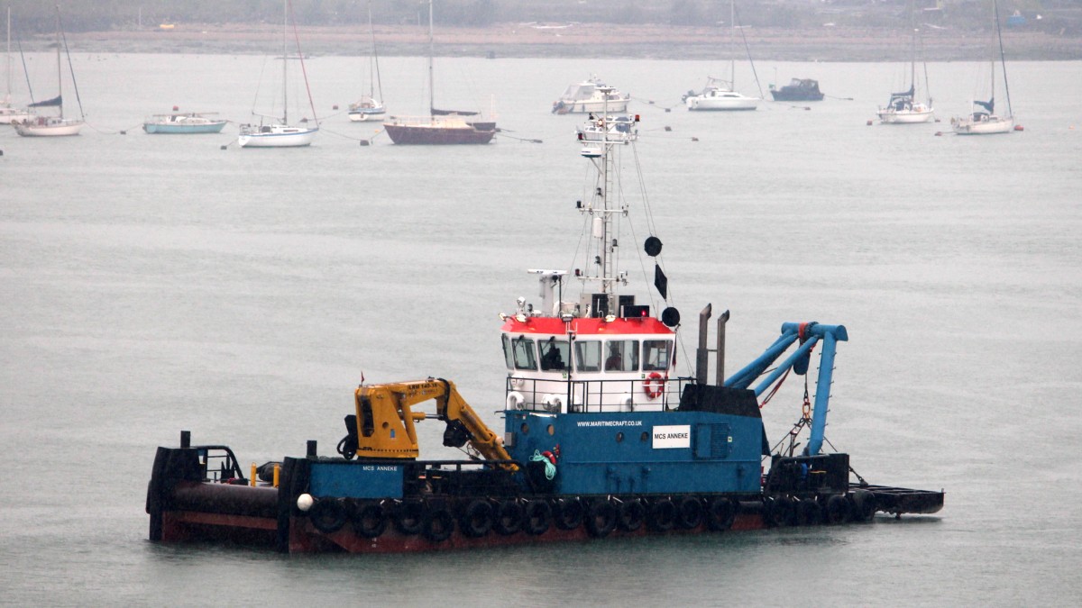 Die MSC Anneke am 20.04.2014 im Hafen von Southampton. Sie Ist 22m lang und 9m breit.