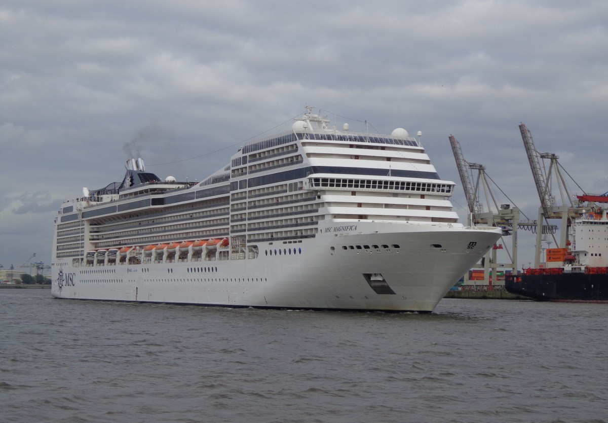 Die MSC Magnifica (294m lang,Indienstst.2010) beim Auslaufen in Hamburg Dockland Altona am 13.06.14