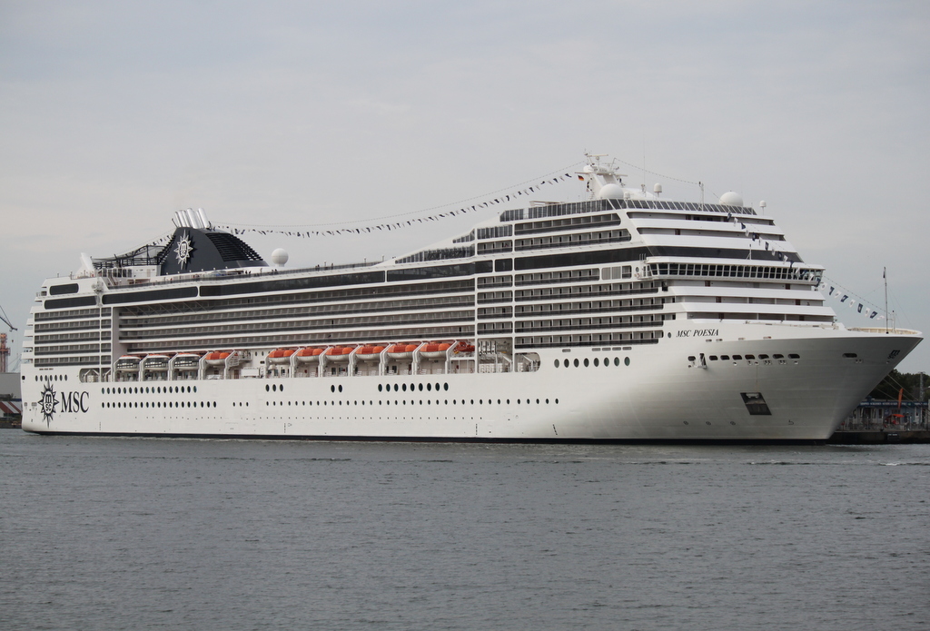 Die MSC POESIA lag am 10.08.2014 friedlich im Hafen von Warnemnde