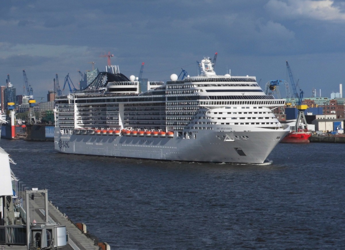 Die MSC Splendida beim Auslaufen von Hamburg, höhe Altona Dockland am 1.5.15