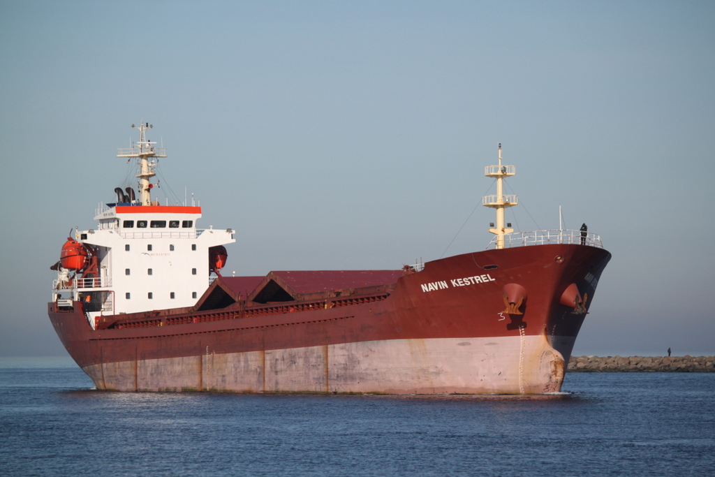 Die Navin Kestrel auf ihrem Seeweg von Rotterdam Waalhaven nach Rostock-Überseehafen beim Einlaufen in Warnemünde.15.02.2019