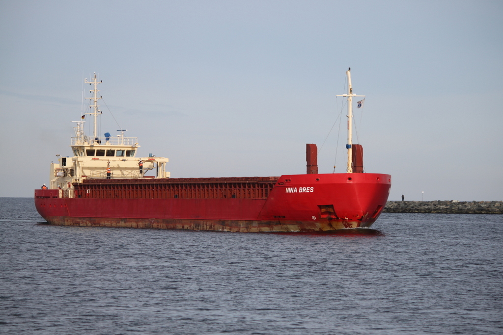 Die Nina Bres auf ihrem Seeweg von Vlaardingen nach Rostock-Überseehafen beim Einlaufen in Warnemünde.23.02.2019