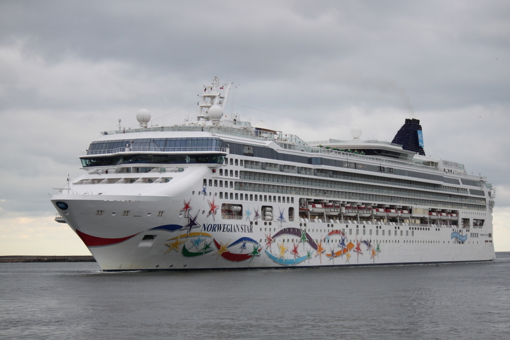 Die Norwegian Star auf ihrem Weg von Kopenhagen mach Tallinn beim einlaufen um 07.08 Uhr in Warnemnde.29.05.2014