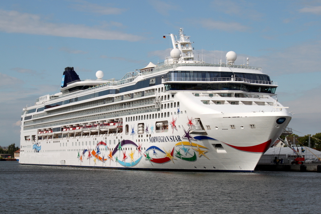 Die Norwegian Star lag auf ihrem Weg von Kopenhagen mach Tallinn am 13.07.2014 friedlich im Hafen von Warnemnde.