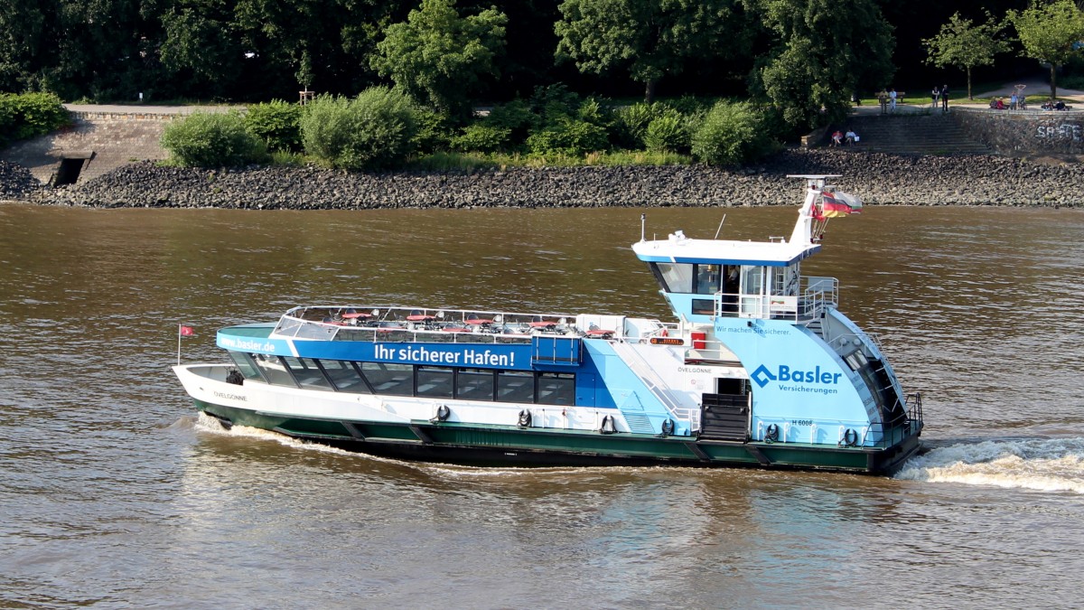 Die Övelgönne am 17.07.2014 auf der Elbe vor Hamburg.