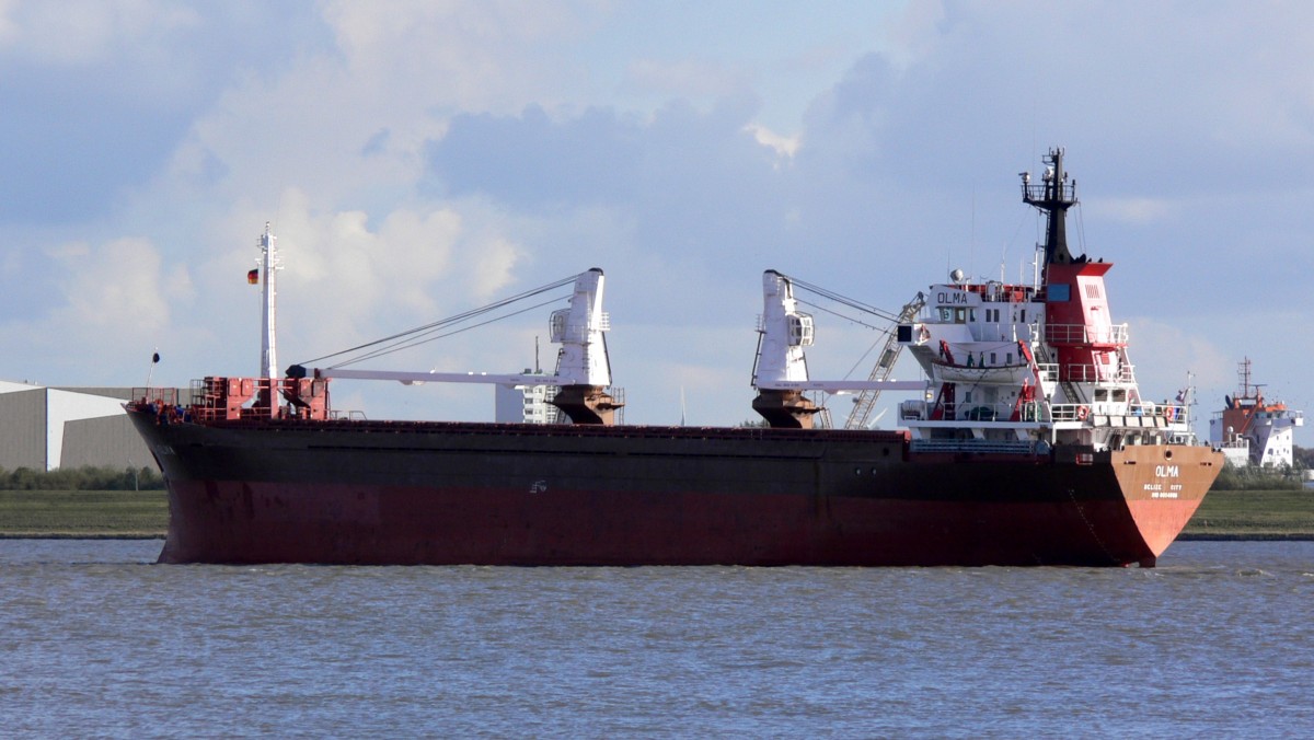Die Olma am 30.10.2012 auf der Weser vor Bremerhaven.