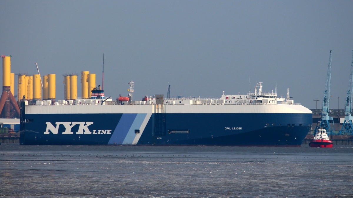 Die Opal Leader am 14.02.2013 vor der Nordschleuse im Hafen von Bremerhaven.
