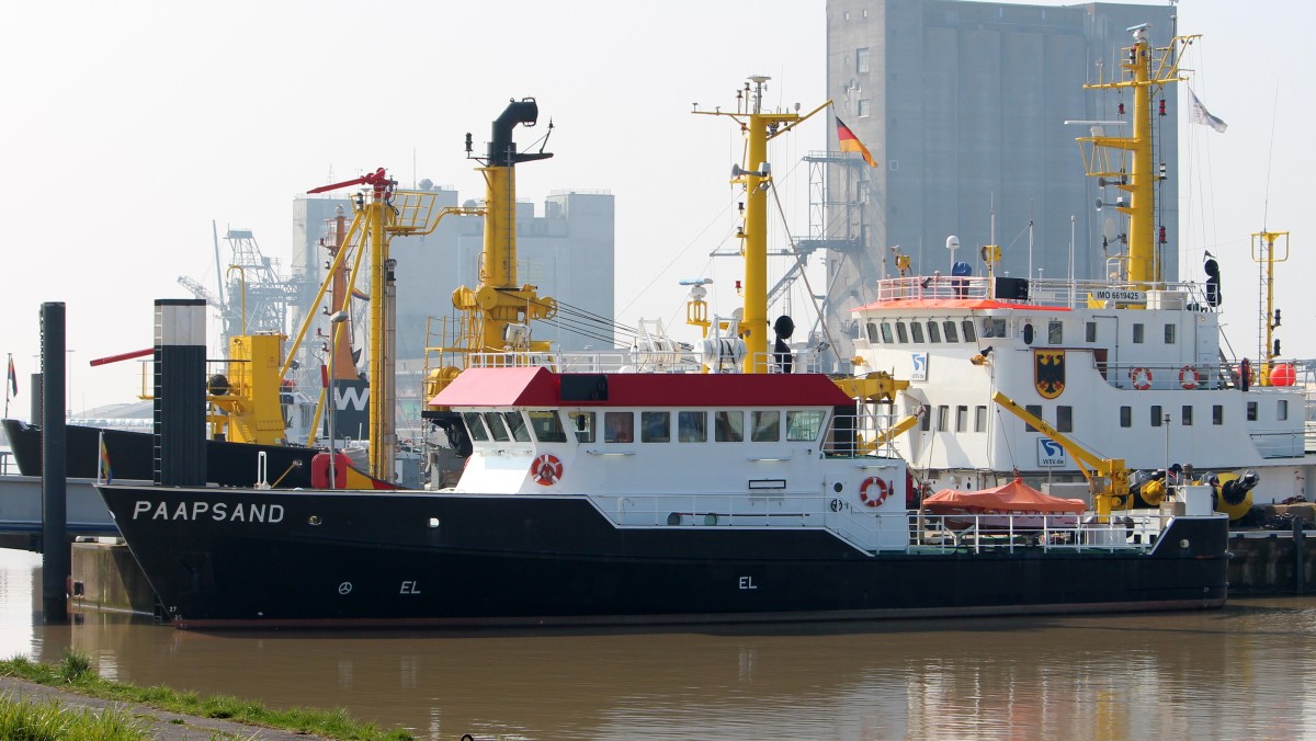 Die Paapsand am 29.03.2014 im Hafen von Emden. Sie ist 30m lang und 6m breit.