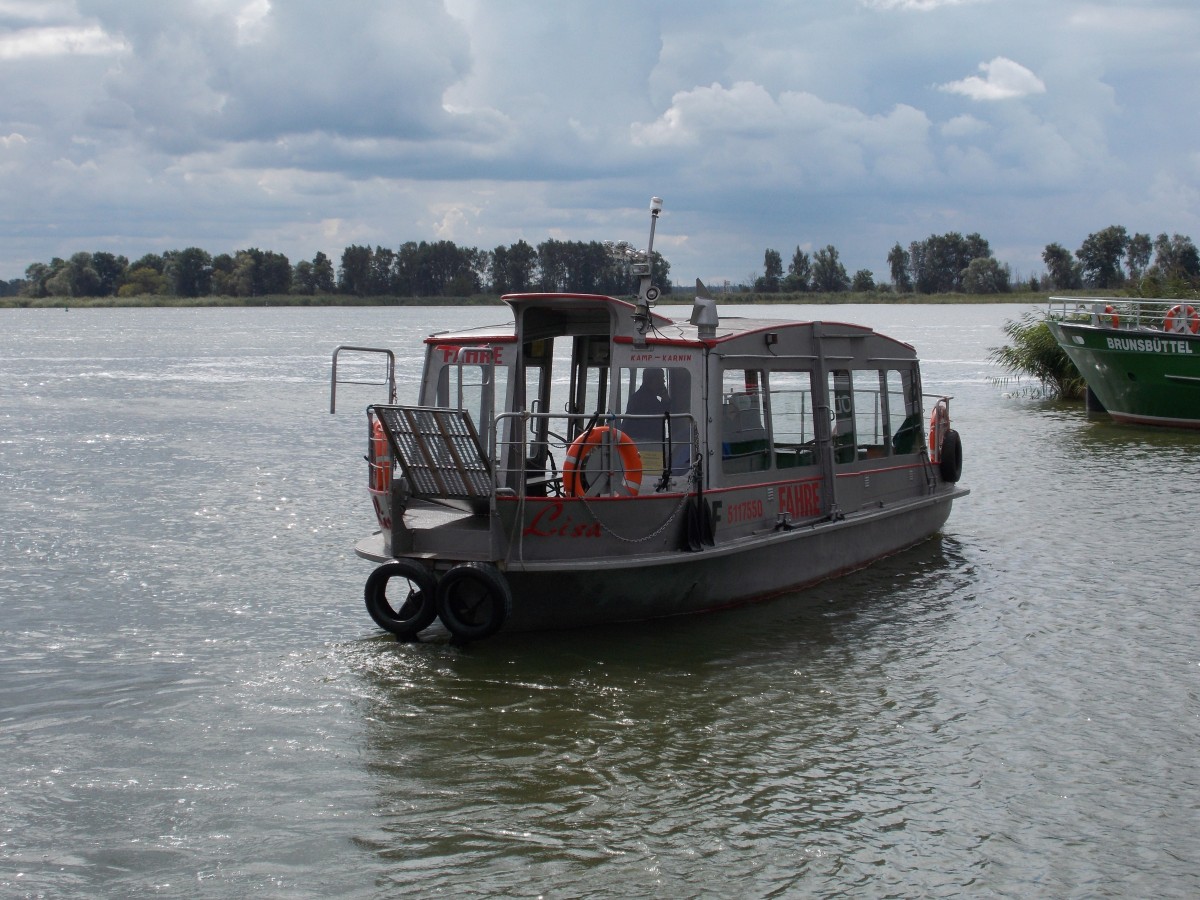 Die Personenfähre  LISA  im Einsatz zwischen Karnin/Usedom und Kamp/Festland,am 24.August 2014,auf der Usedomer Seite.