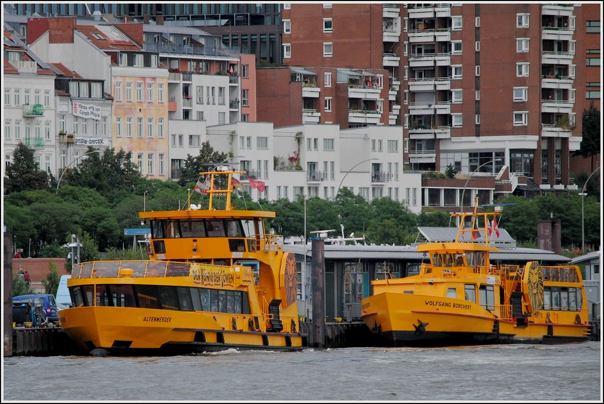 Die Personenfhren  Altenwerder  und  Wolfgang Borchert  liegen im Hamburgerhafen am Kai unterhalb der Landungsbrcken. Aufgenommen whrend einer Hafenrundfahrt am 21.09.2013.
