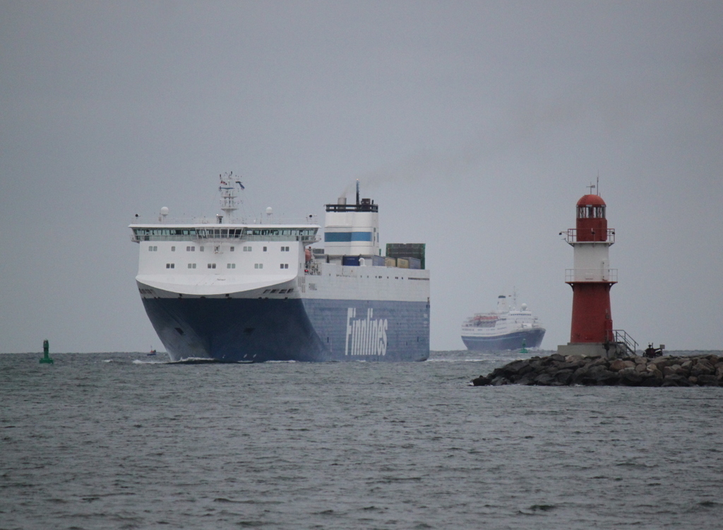 Die Ro-Ro Cargo Fhre Finnmill von Hanko nach Rostock-berssehafen beim Einlaufen in Warnemnde im Hintergrund kam schon die MS Marco Polo.15.05.2015