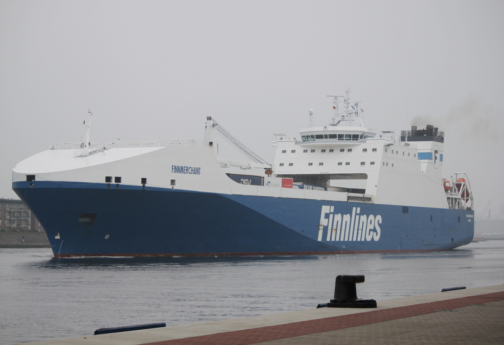 Die RoRo-Güter Fähre Finnmerchant auf dem Weg von Rostock nach Aarhus beim Auslaufen in Warnemünde am 15.04.2018