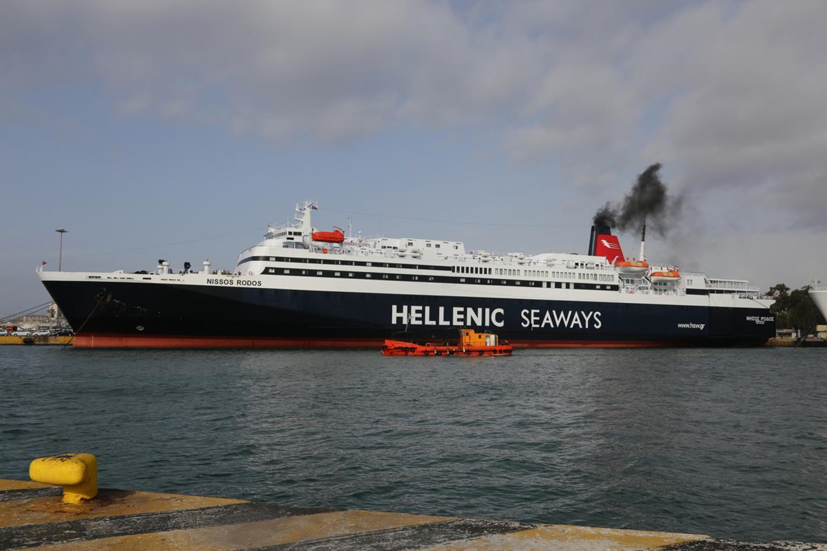 Die RoRo Passagier Fähre Nissos Rodos von Hellenic Seaways lag am 4.3.2020 im Hafen von Piräus.