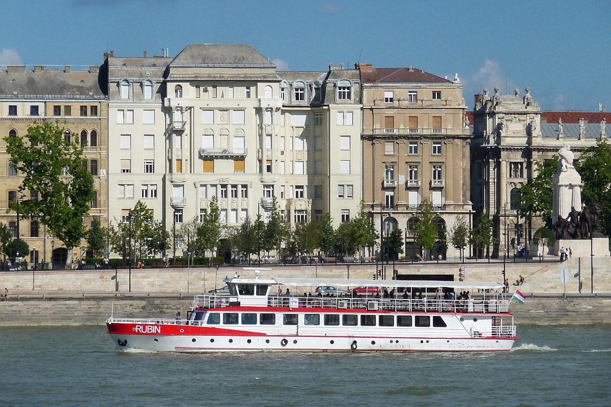 Die  Rubin  auf der Donau in Budapest, rechts das Denkmal von István Tisza; 7.8.16 