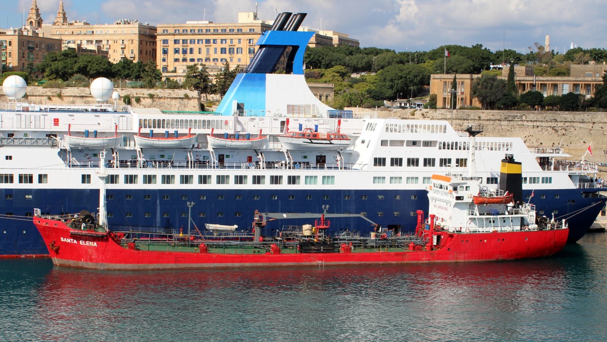 Die Santa Elena am 23.10.2013 im Hafen von Valletta beim Betanken der Quest for Adventure.