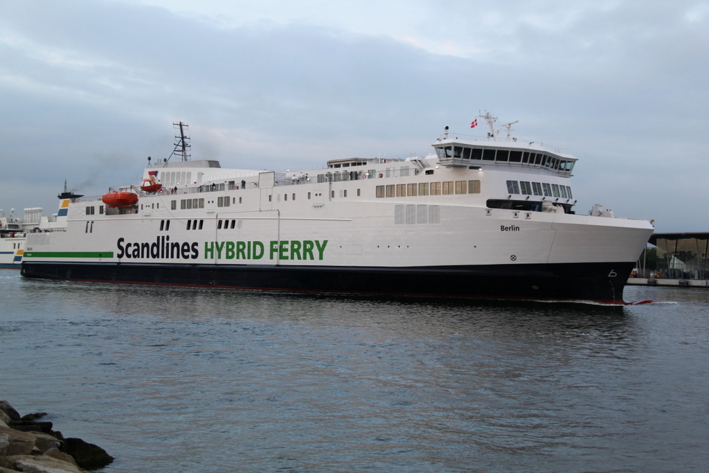 Die Scandlines Hybrid Ferry Berlin auf dem Weg von Rostock-berseehafen nach Gedser beim Auslaufen um 06:10 Uhr in Warnemnde.27.05.2016